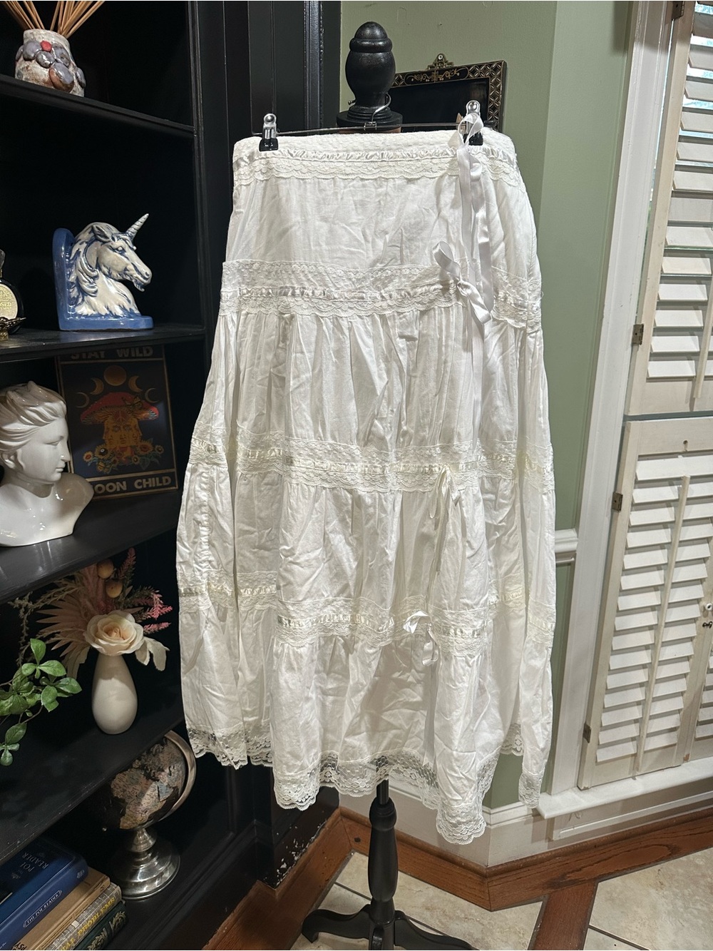 Gadzooks White Cotton Tiered Skirt with Lace & Bows – Size Medium
